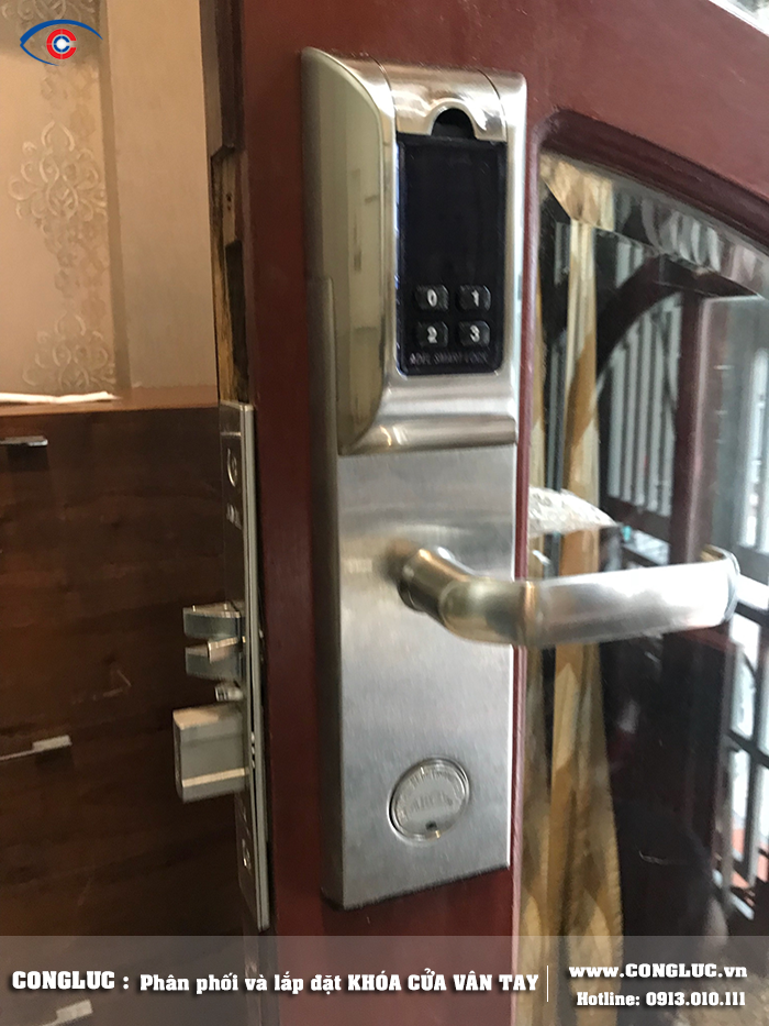 hình ảnh khóa vân tay adel 4920 lắp đặt tại cửa nhà riêng