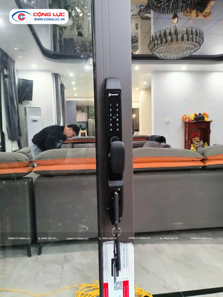 hình ảnh thực tế lắp khoá vân tay cửa nhôm kính tại hải phòng