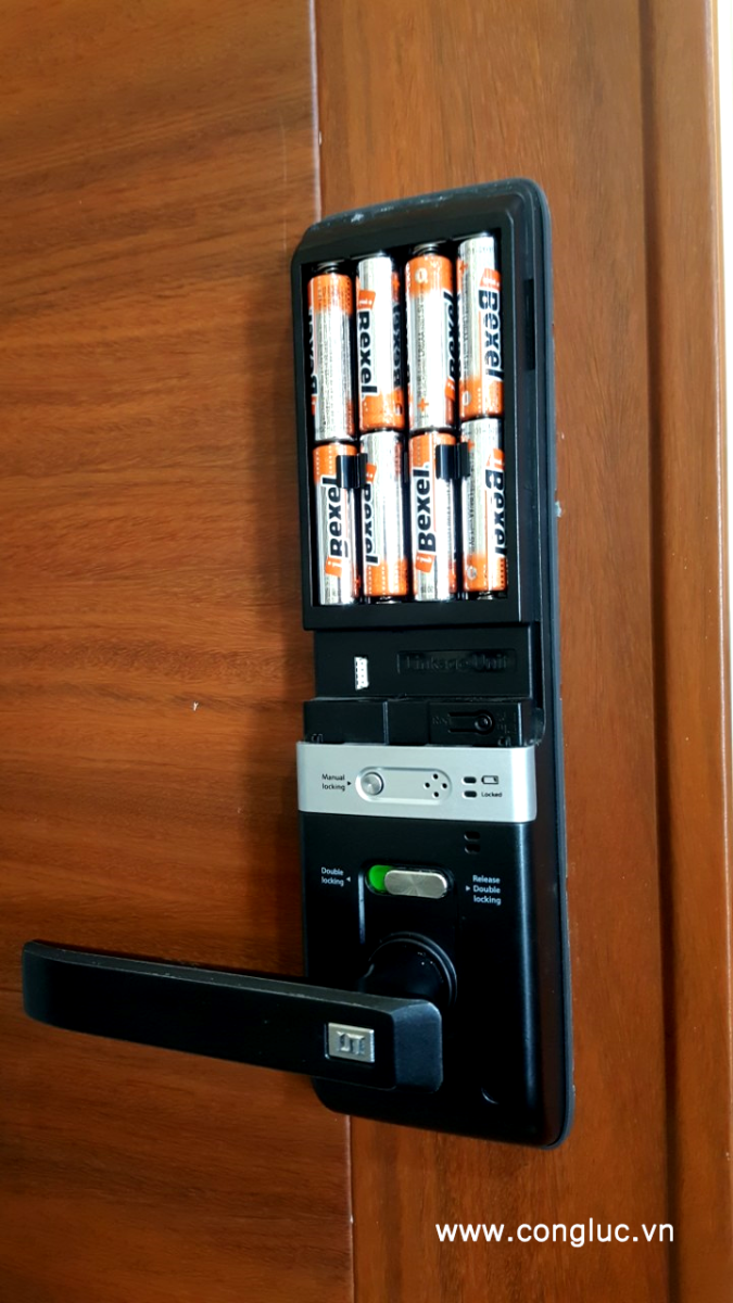 hướng dẫn cách thay pin khoá cửa điện tử 