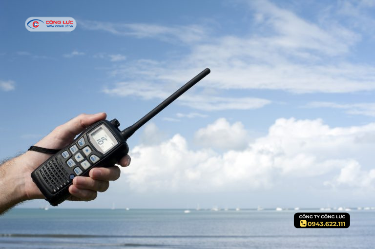 nên chọn máy bộ đàm cầm tay dải tần số UHF hay VHF