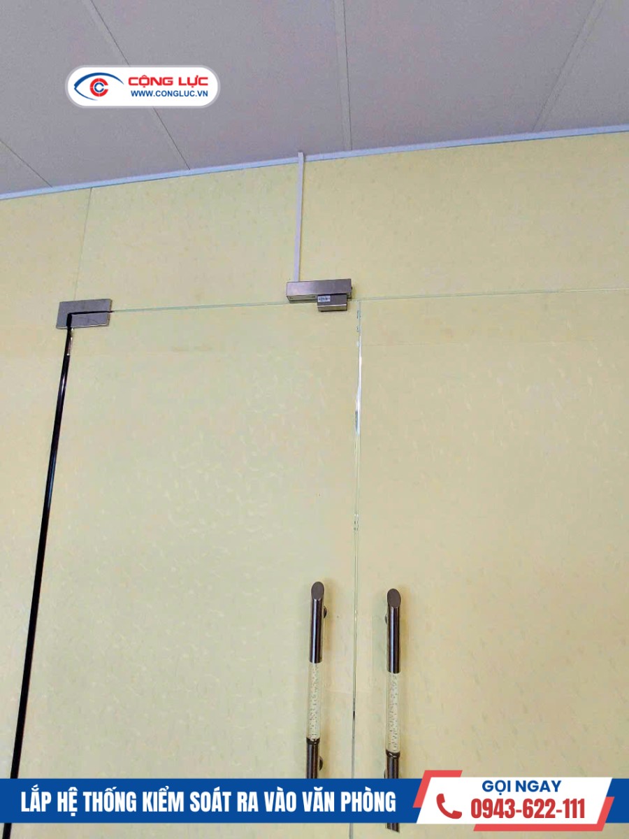 Khóa thả chốt điện từ được lắp đặt trên cửa văn phòng, đảm bảo đóng mở an toàn và chắc chắn