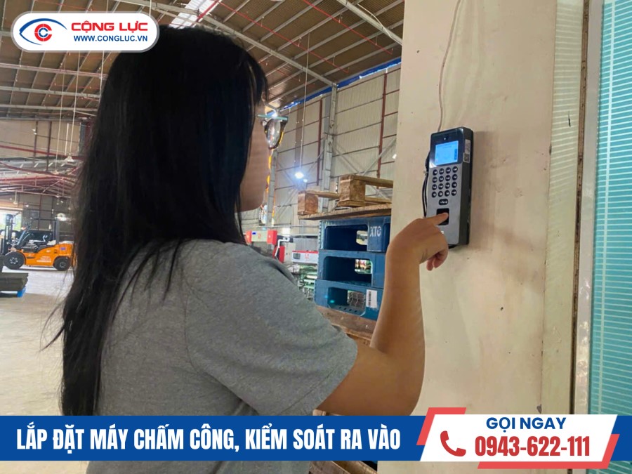 Thiết bị máy chấm công ZKTeco Sense 2A gắn thực tế tại nhà xưởng