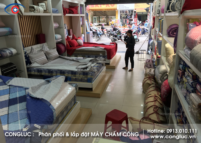Hình ảnh lắp máy chấm công cửa hàng chăn ga gối đệm Hà Minh Giang Trần Nguyên Hãn