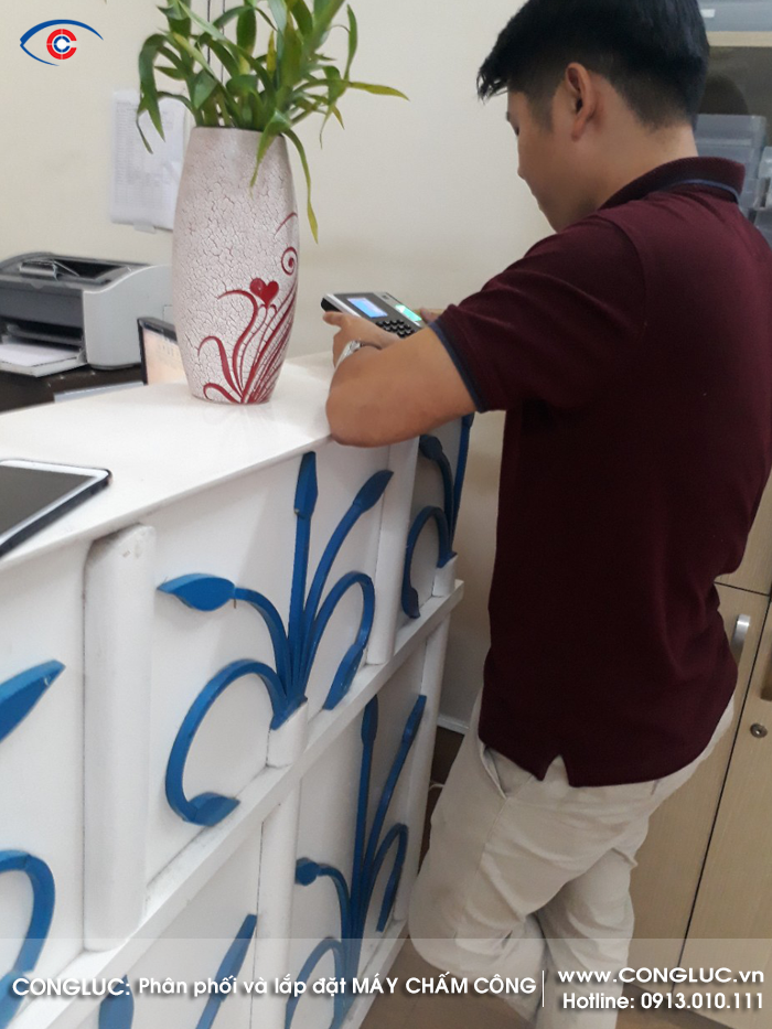 Lắp máy chấm công cho trường học