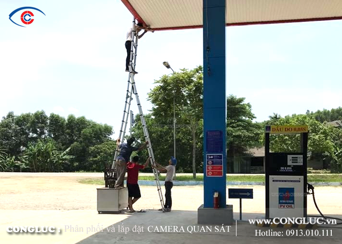 Kỹ thuật viên lắp đặt camera tại trạm xăng dầu