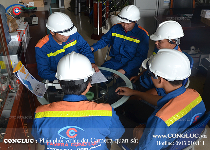 Nhân viên lắp camera giám sát an ninh tại Khu công nghiệp Hải Phòng