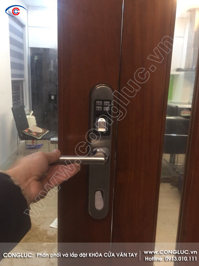 Lắp đặt khóa cửa vân tay Adel 5800 cho cửa nhôm kính