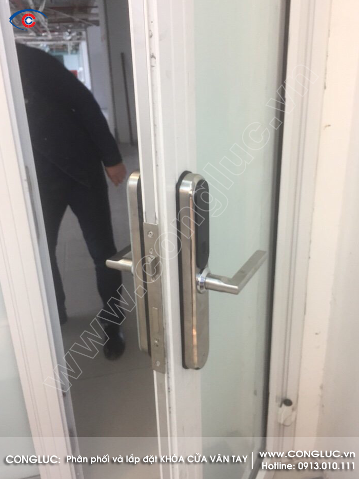 Lắp khóa Adel 5800 cho cửa nhôm kính tại Hải Phòng