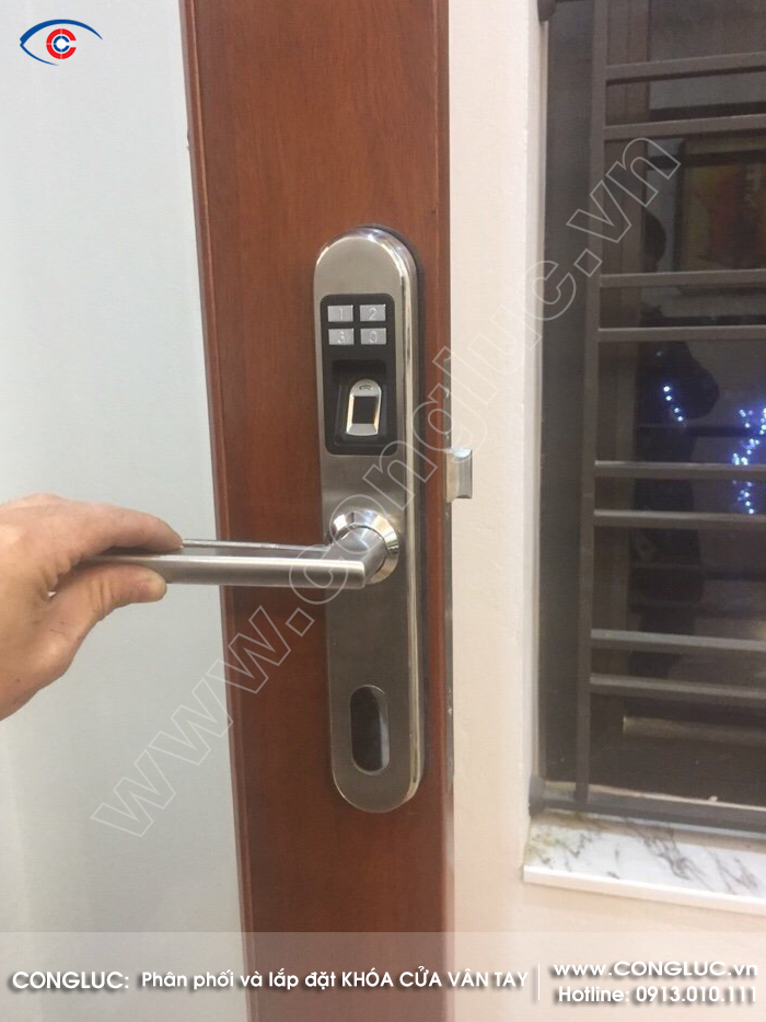 hình ảnh khóa vân tay adel 5800 lắp đặt tại nhà chung cư