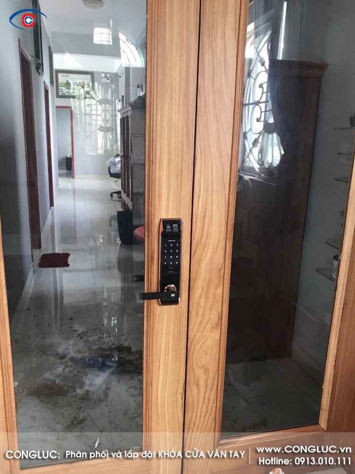Lắp khóa cửa vân tay Unicor UN - 9000BWSK cho nhà biệt thự