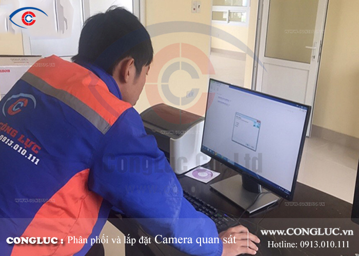 Kỹ thuật viên lắp đặt camera giám sát tại Công ty Hoàng Thành Hải Phòng