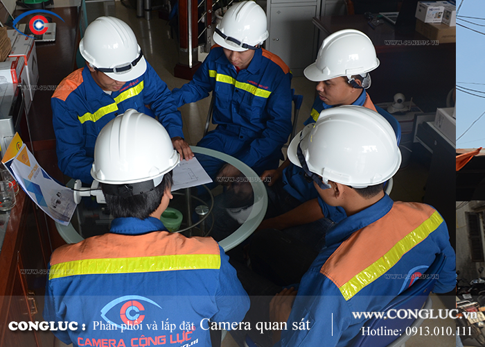 Kỹ thuật viên thi công hệ thống camera quan sát tại Công ty Phú Lâm Hải Phòng